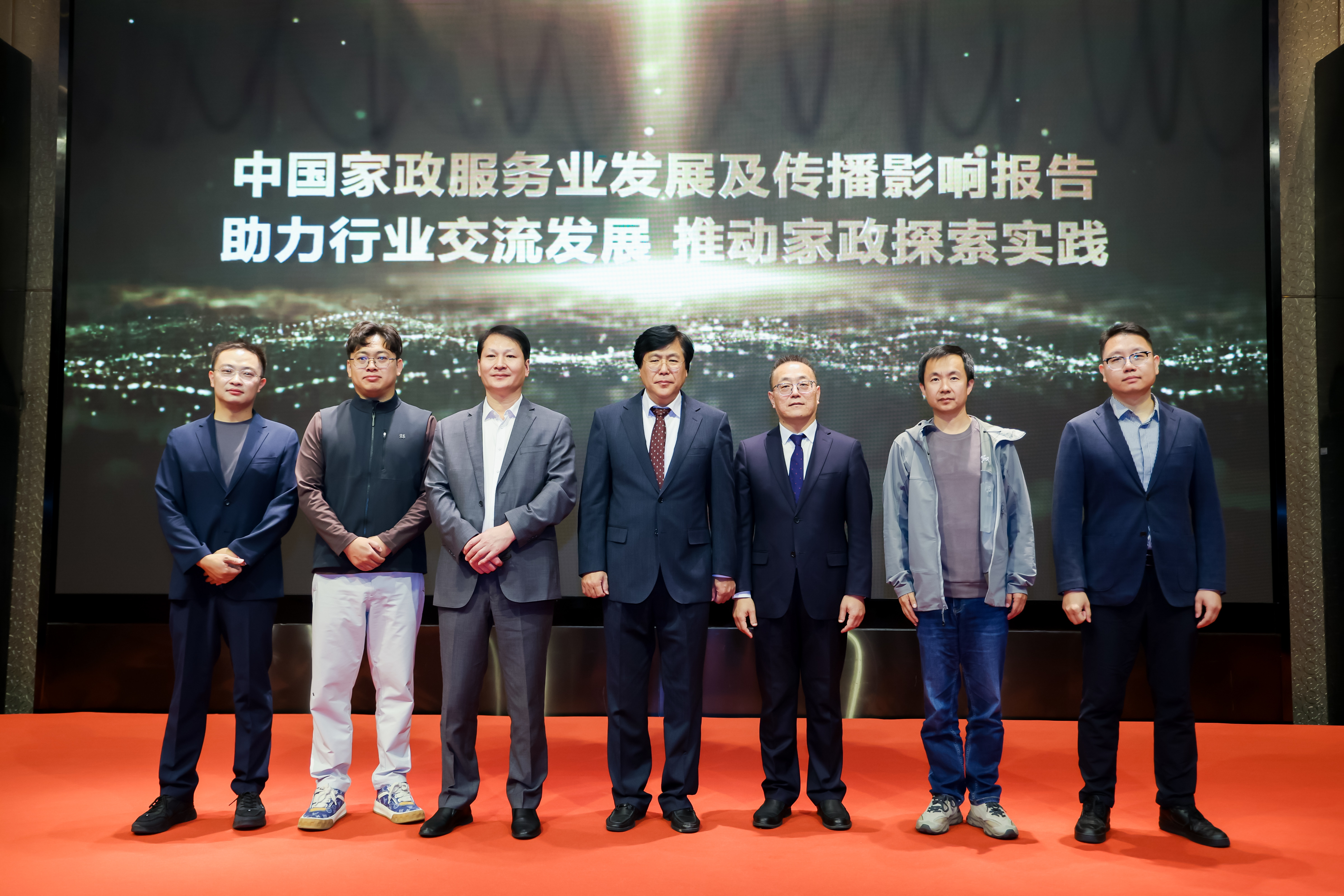 蓝皮书合影.JPG