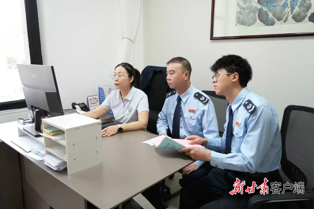 税务干部常态化上门走访，帮助纳税企业解决开票、申报问题。