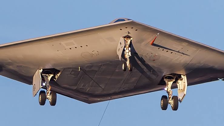 【B-21的弹舱可以携带大量空空导弹】