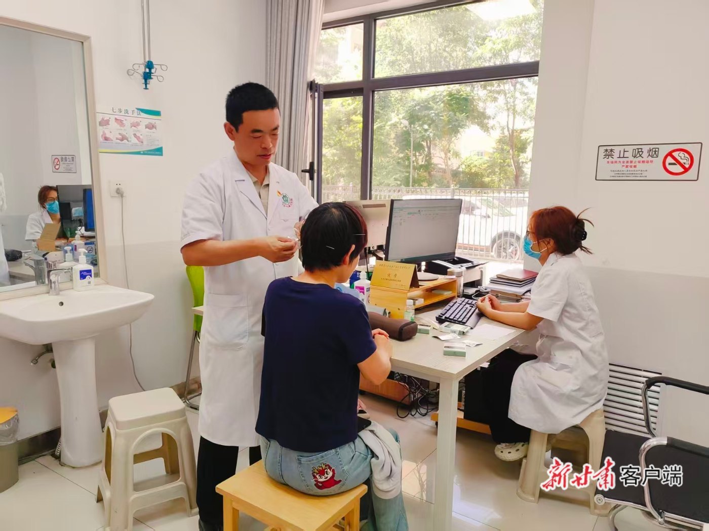 兰州新区中川镇卫生院中医全科副主任医师伏学为患者针灸