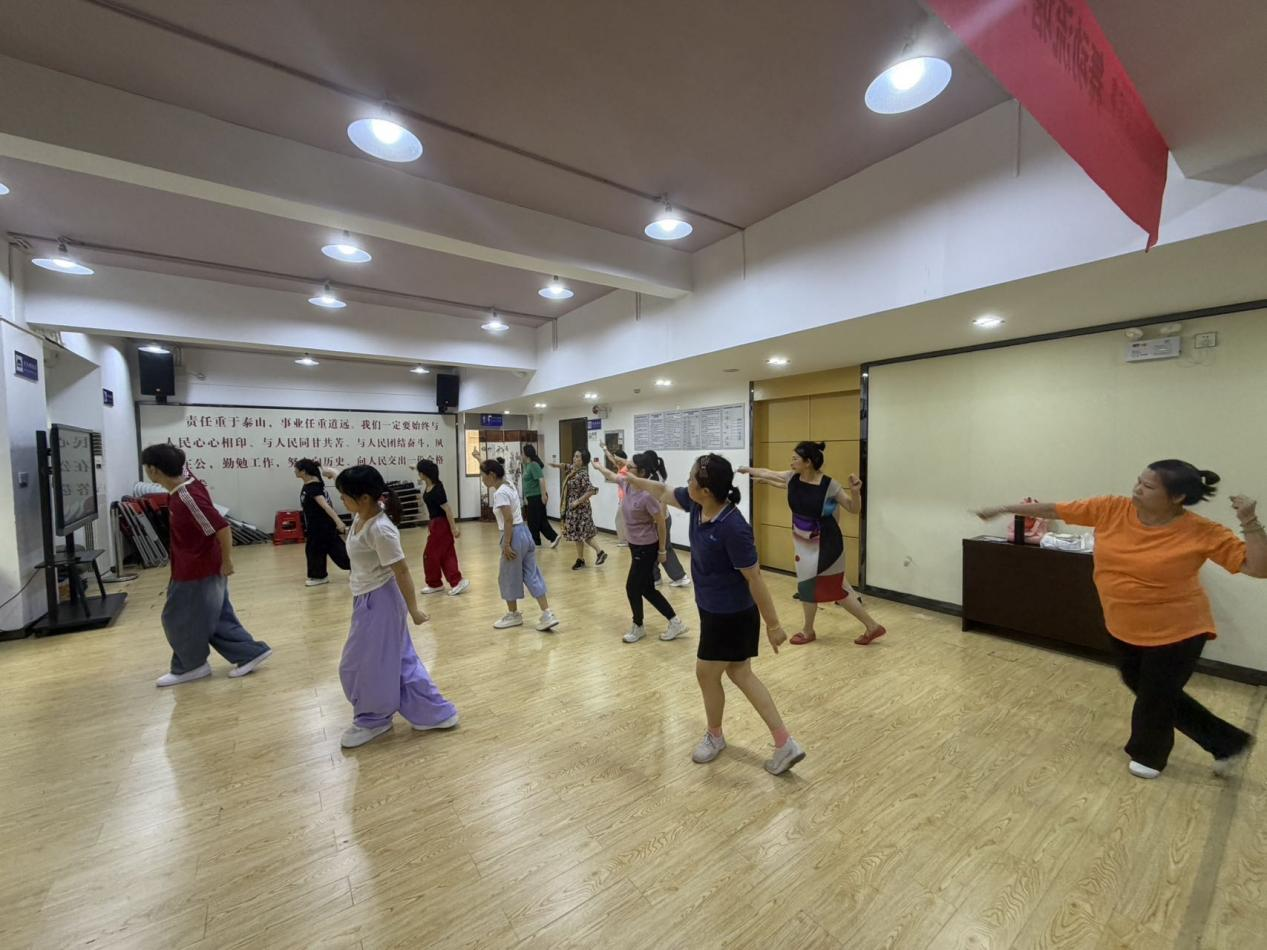 我和西乡三月三|流塘社区舞蹈队:从街边看巡游,到自己成了巡游里的风景