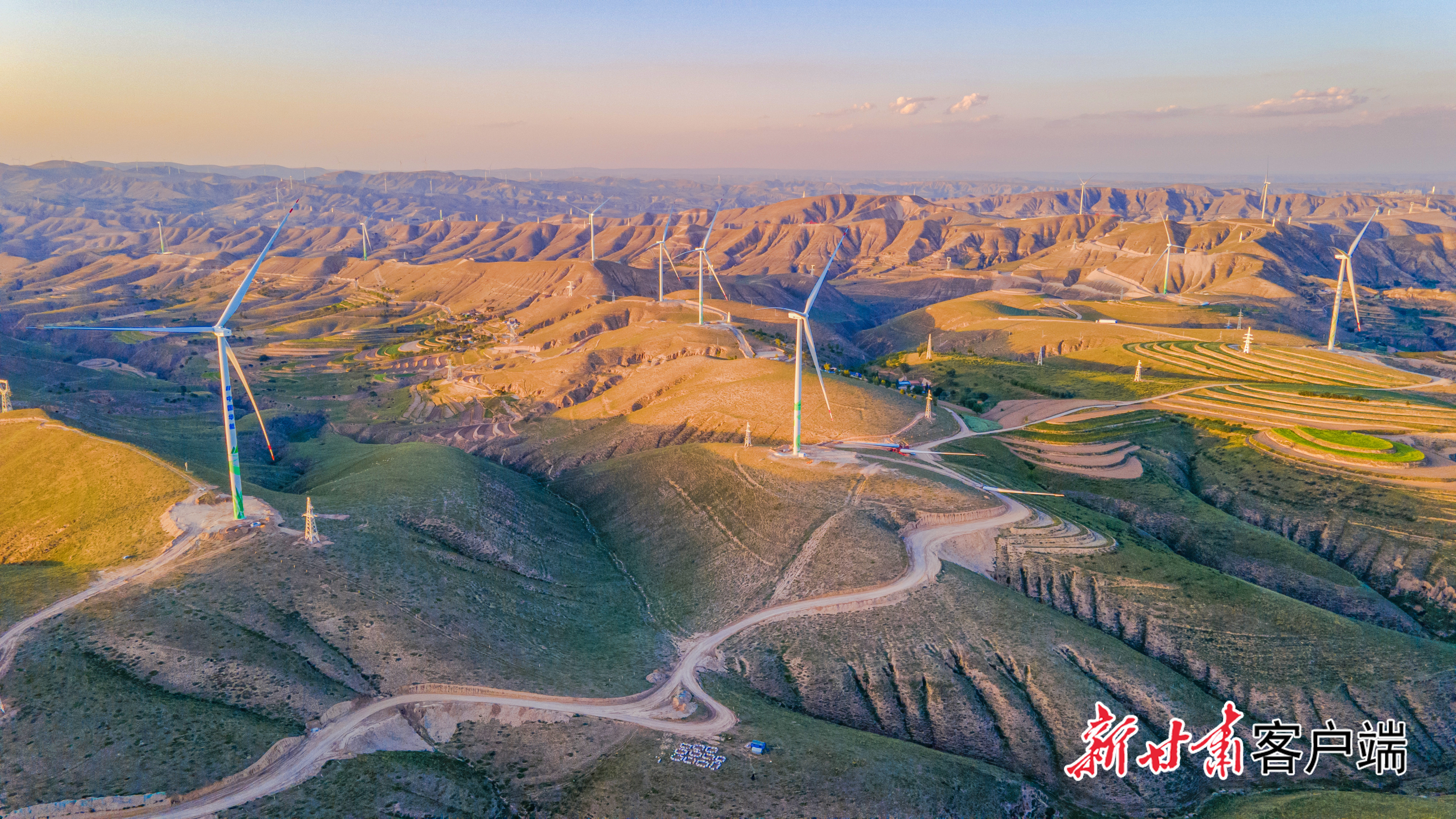 位于环县的“陇电入鲁”配套—华能陇东能源基地600万千瓦风光储综合新能源示范项目，为数据信息提供能源保障。新甘肃&middot;甘肃日报记者　丁凯
