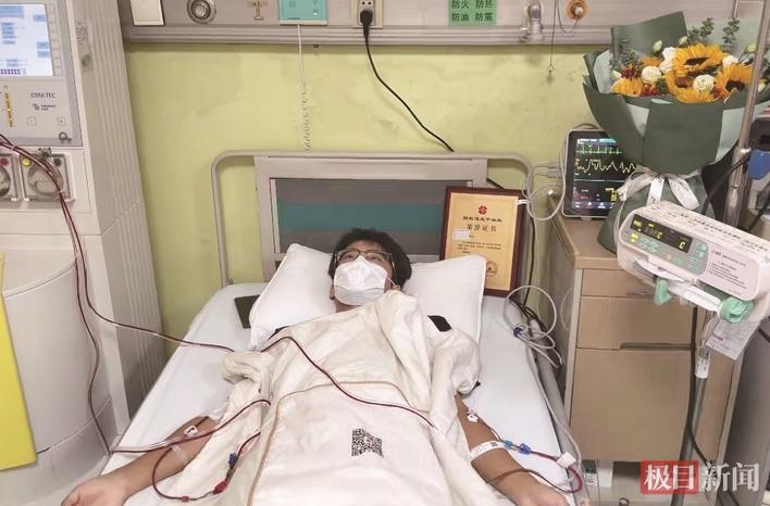 小李正在捐献造血干细胞中 通讯员供图
