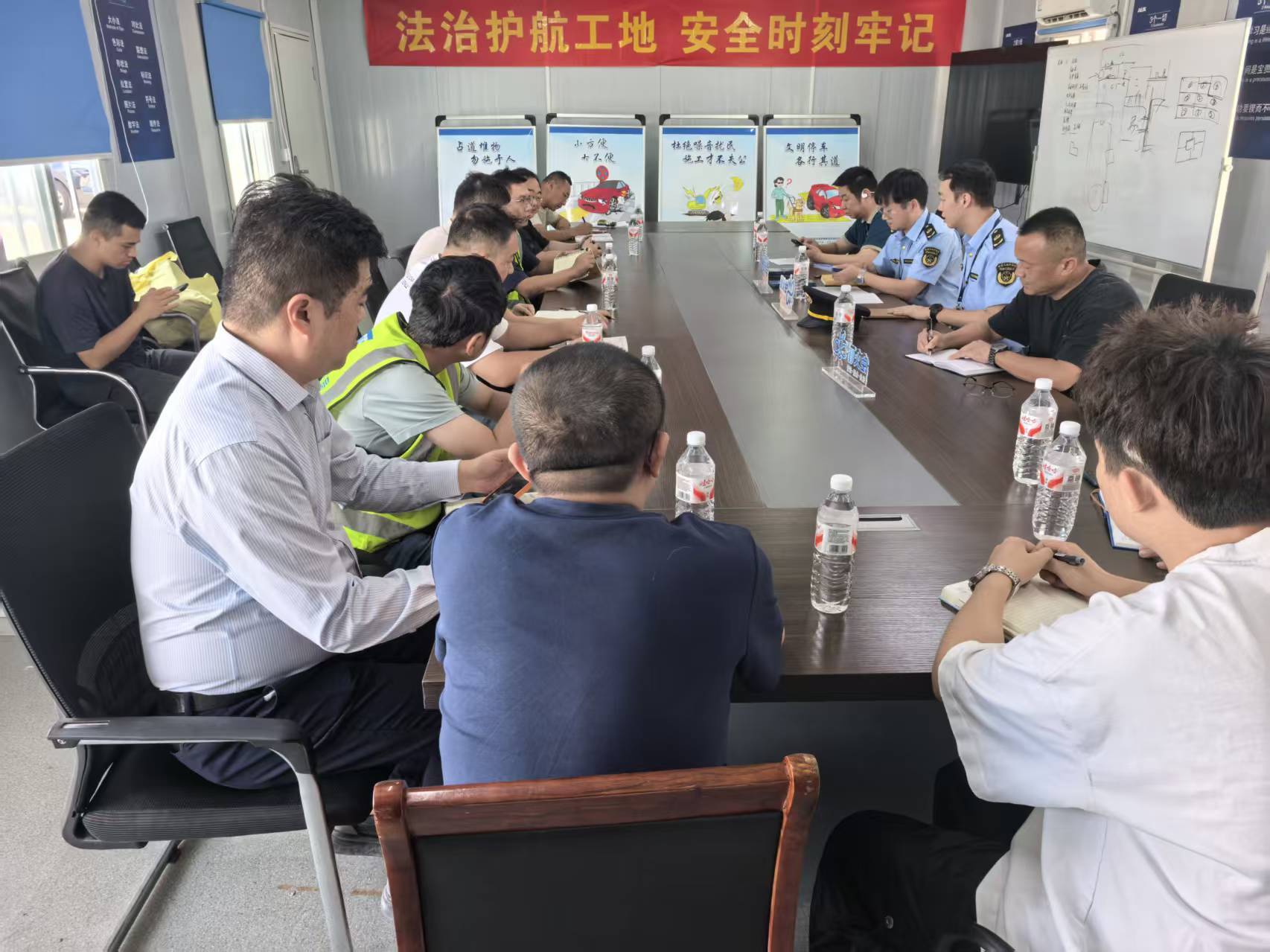 “鄞火虫”送法进工地  恳谈解难护航重点项目