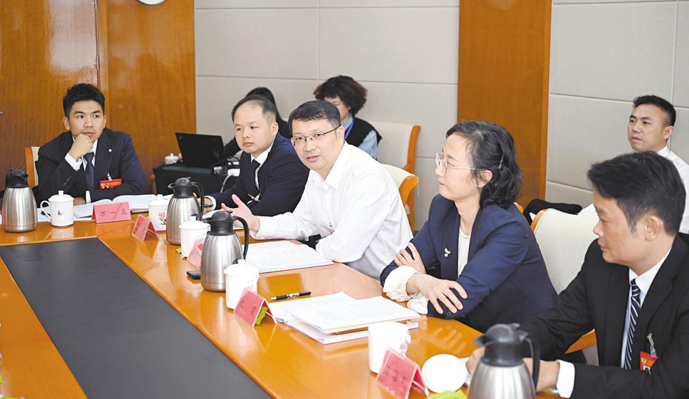 南昌：政协委员分组讨论（图）