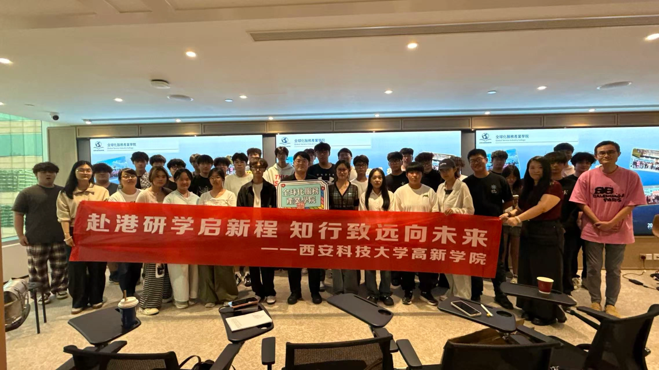 研学团在结营交流活动现场合影(来源:香港研学项目研学团)