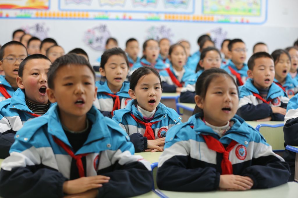 10月26日,甘肃省定西市通渭县文庙街小学的学生在课堂上诵读《七律·长征》。新华社发(王克贤 摄)
