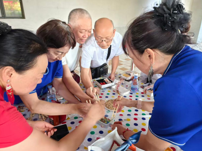 组织居民进行夹福珠小游戏