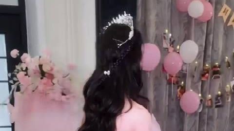 【#陆毅为18岁女儿贝儿庆生#】26日，陆毅发文为18岁女儿贝儿庆生