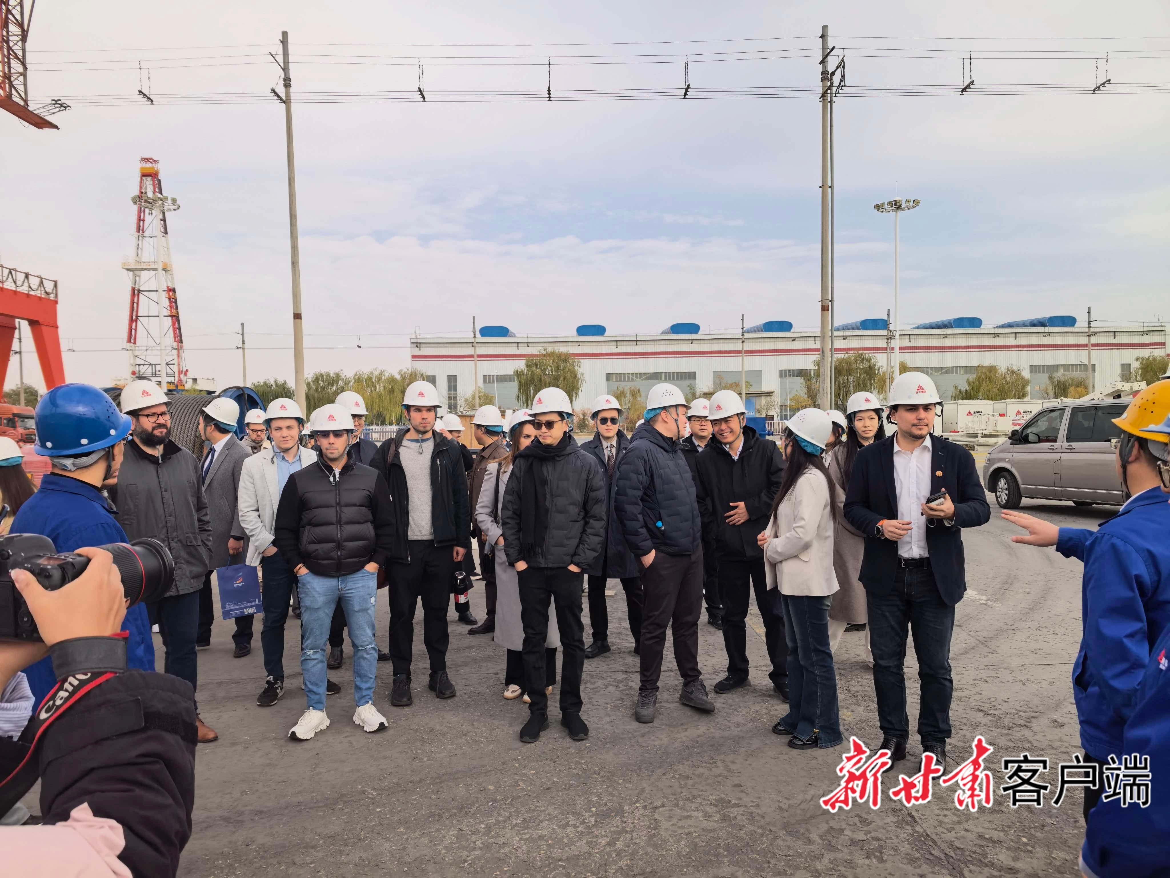 与会嘉宾参观兰石集团 新甘肃·甘肃日报记者 刘成 摄