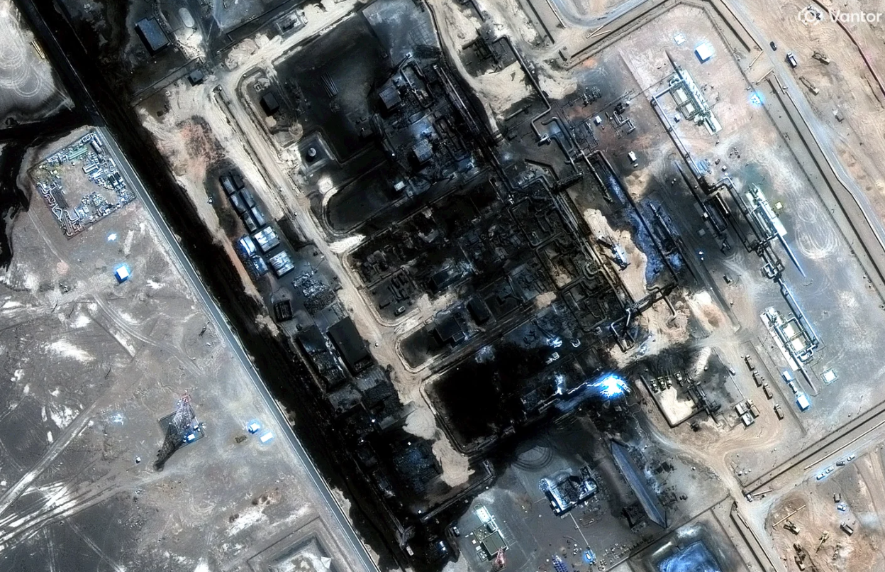2026年9月13日,卫星图像显示沙特阿拉伯东西输油管道遭受无人机袭击。