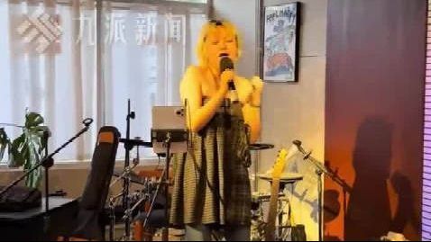 当事人回应150万开无烟酒吧倒闭 现实版“破产姐妹”!两女子在敦煌花