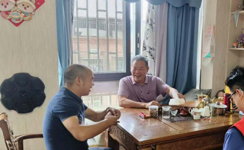 工作人员和优抚对象亲切交谈