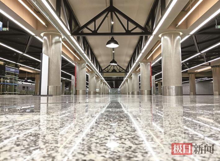 汉钢站以“钢铁铸城”为装修主题