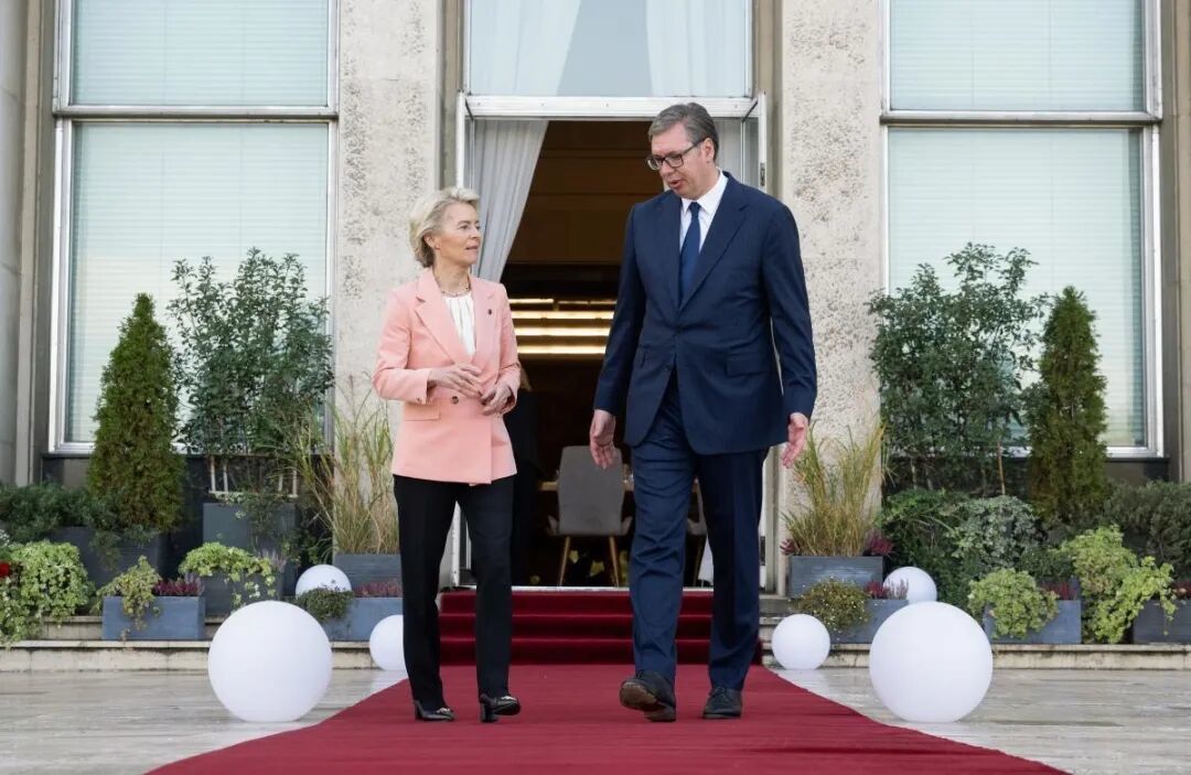 ▎2024 年 10 月 25 日,欧盟委员会主席乌尔苏拉·冯德莱恩访问塞尔维亚,并会见了武契奇。图源:欧盟委员会