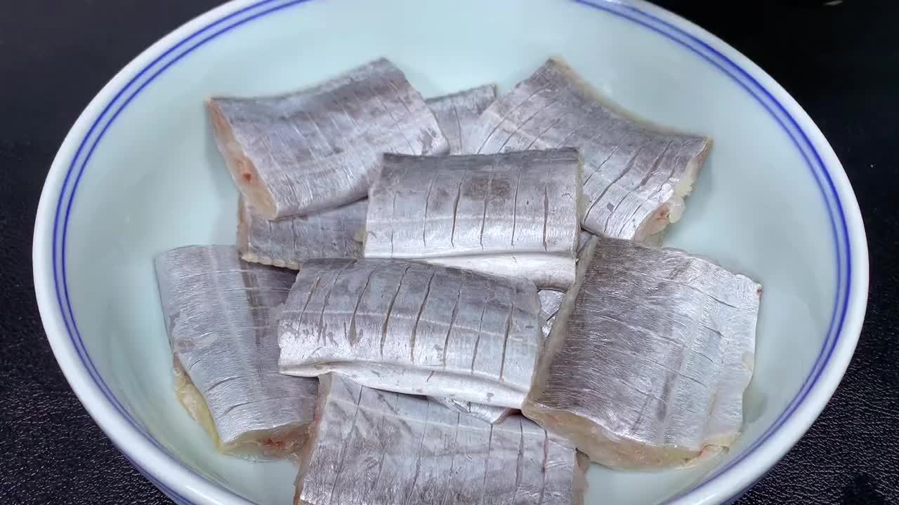 把啤酒倒入带鱼中，这做法真厉害，出锅外焦里嫩，天天吃都不腻