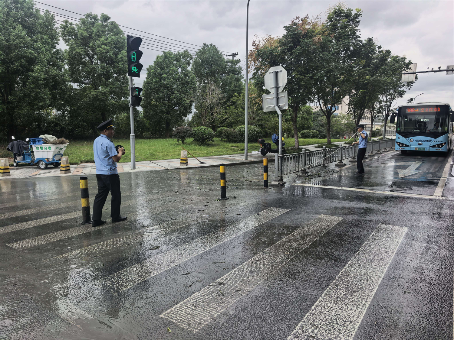 穿透式执法揪出路面“泥巴炸弹”,溯源治理补漏洞