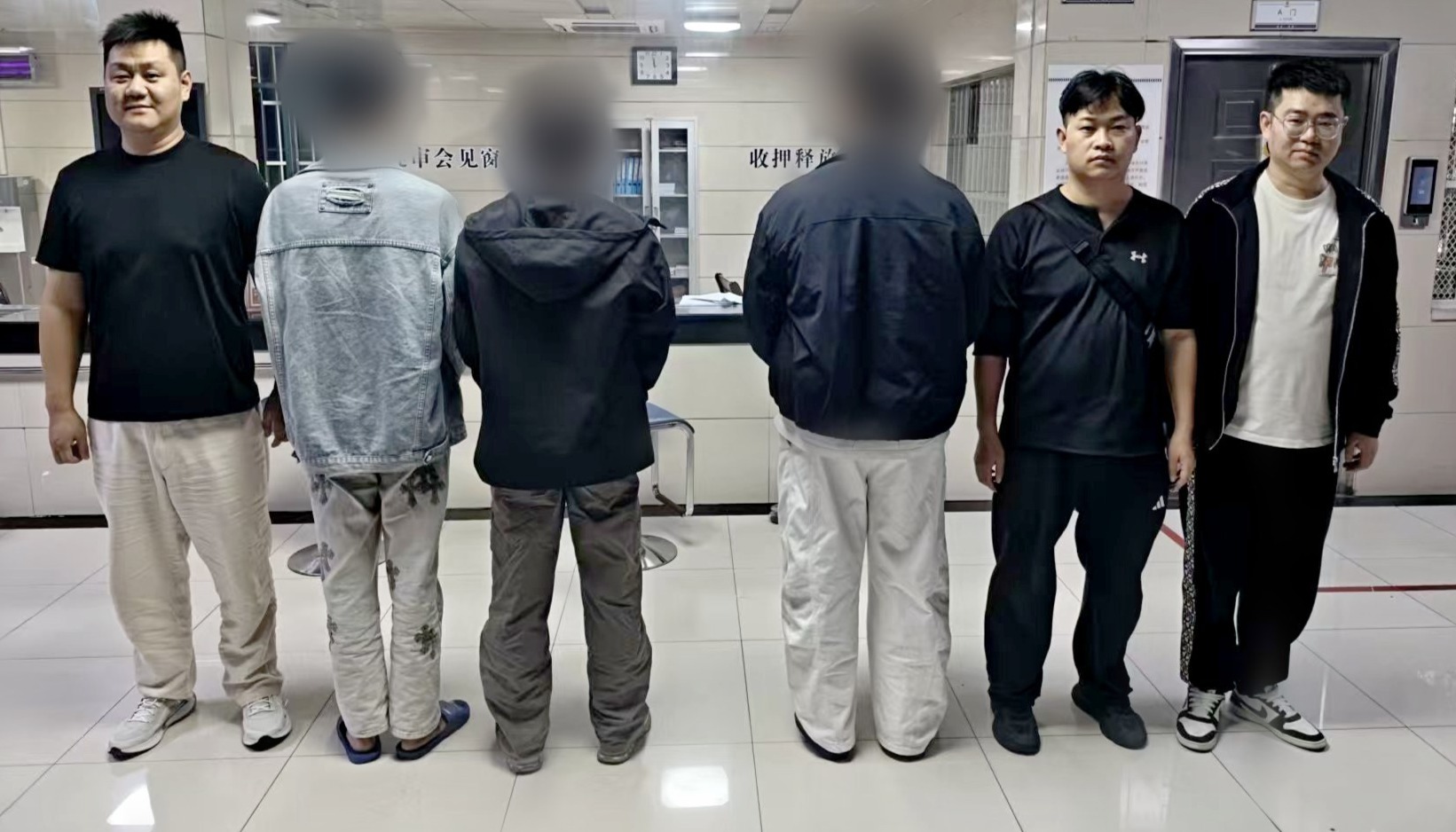 警方抓获嫌疑人