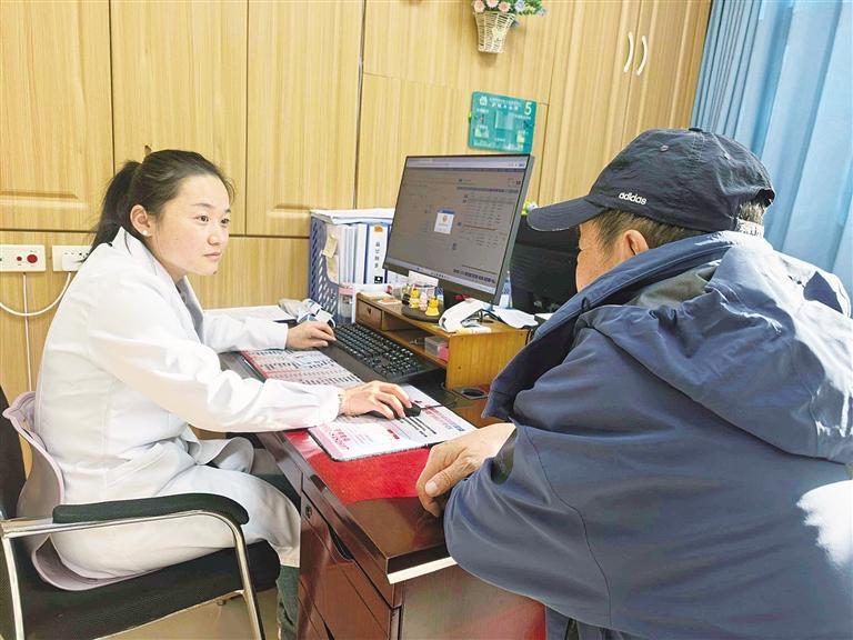 医生为患者看病