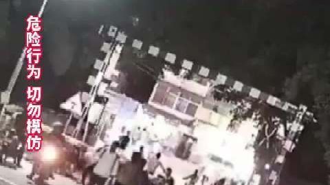 印度两男子穿越铁轨被撞身亡 印度两男子不顾道口关闭仍穿越铁轨,遭驶来