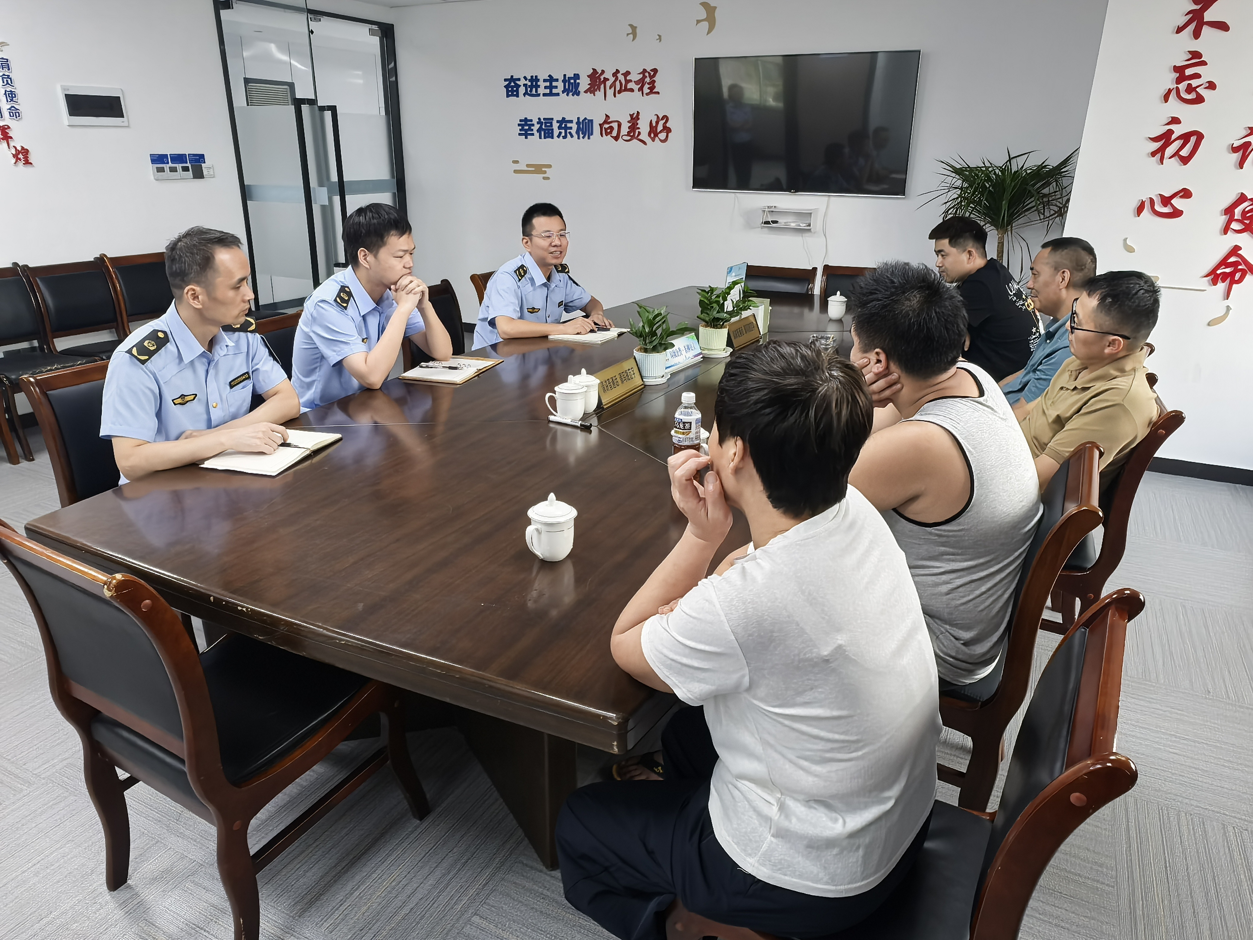 面对面恳谈 共商共治解决菜场市容难题
