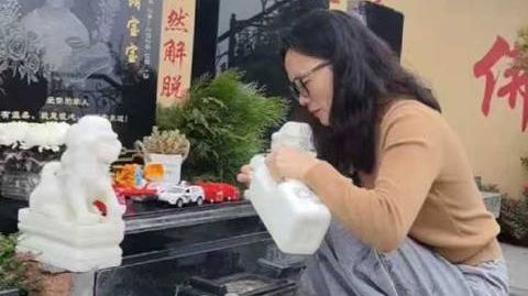 【坠亡幼童父亲问妻子痛苦有什么用】父亲遛狗12分钟，2岁儿子从18楼