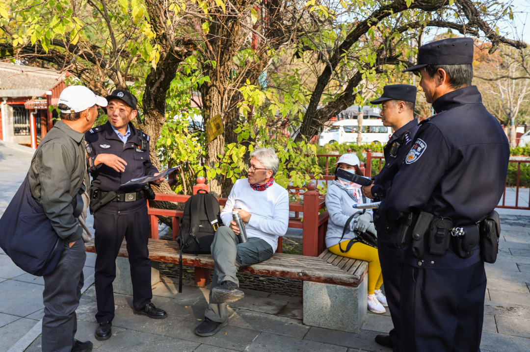 平凉市公安局崆峒分局民警辅警深入辖区景区，开展秋季治安巡逻防控、山林防火排查及普法宣传活动。郑兵　摄