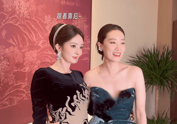 杨幂张小斐同框拍照笑容灿烂心情好