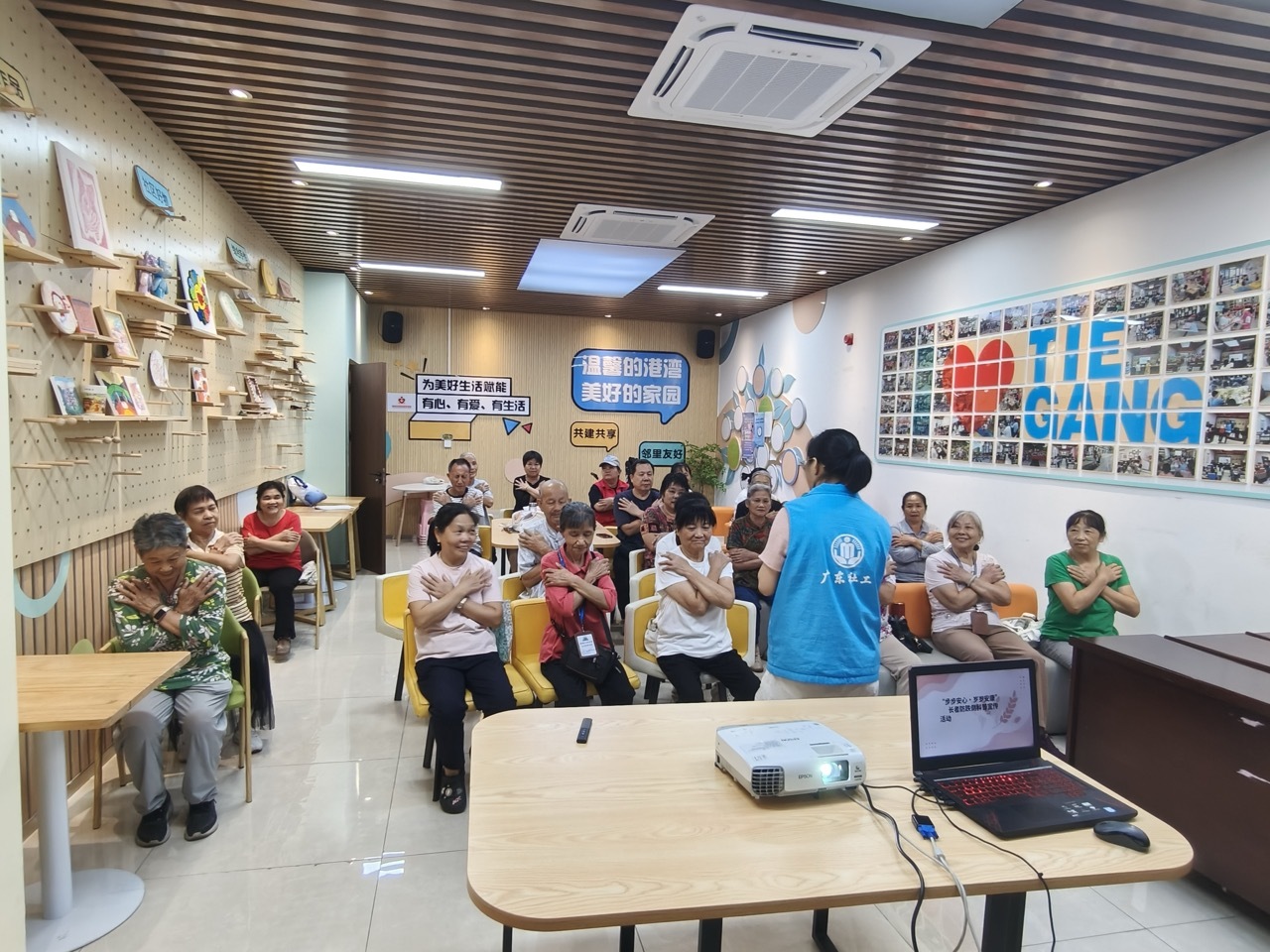 阿姨积极抢答互动,长者尽兴学习防跌倒知识——铁岗社区“步步安心·岁岁安康”长者防跌倒科普活动顺利开展