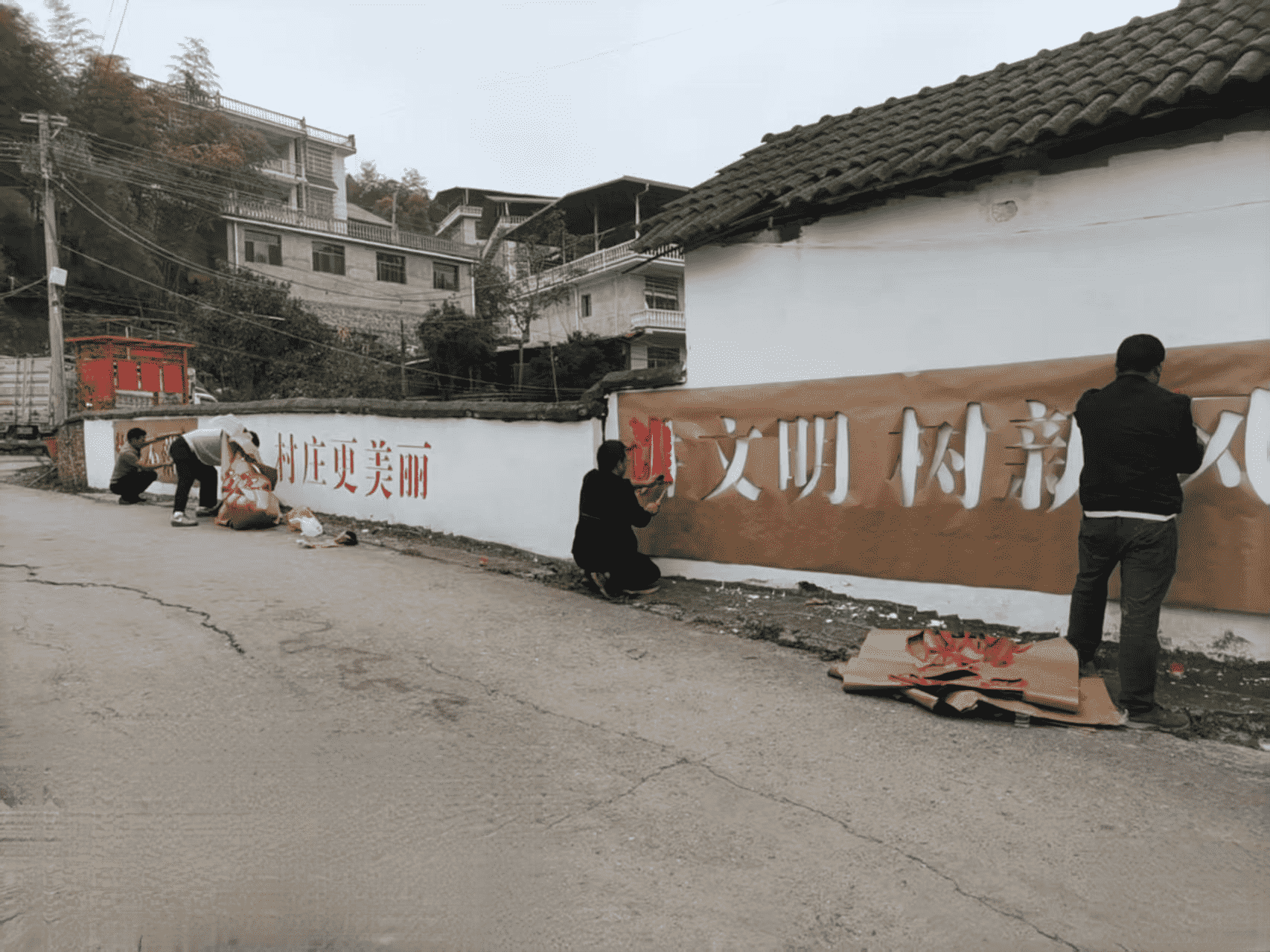 村民正在美化屋场