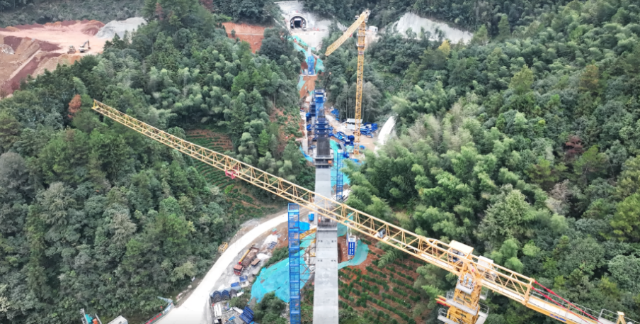 黄山市徽州区呈坎镇的杨干特大桥纵向悬臂墩施工现场