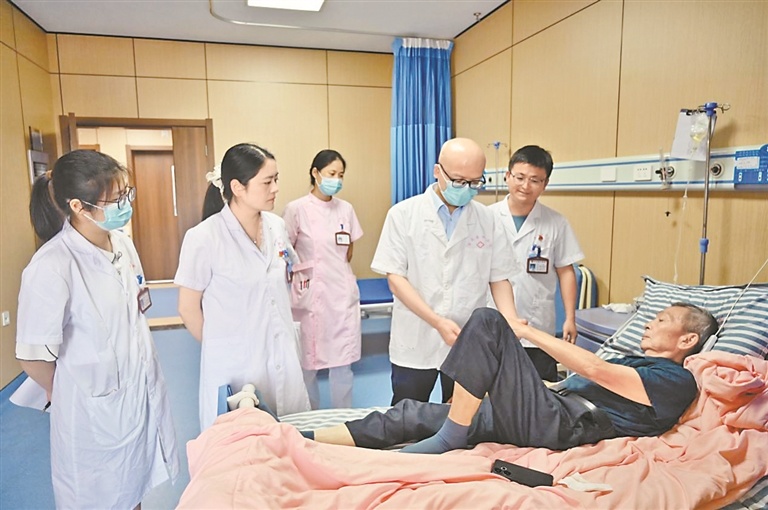 婺源县一家医院的医生在为患者做检查。通讯员 王健摄