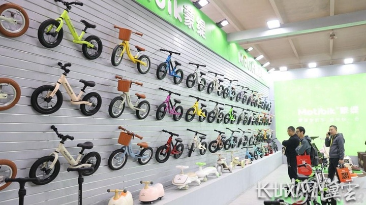 客商在中国&middot;北方（平乡）国际自行车童车玩具博览会上参观选购商品。