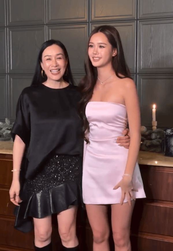 钟丽缇陪小女儿出席活动，Cayla穿抹胸裙尽显好身材