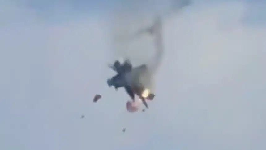 2026年5月17日,两架EA-18G“咆哮者”电子战飞机在一次航展上在空中相撞。 图源:美媒