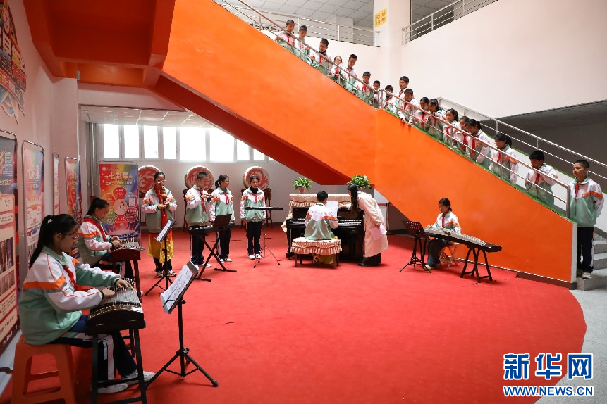 图为在临夏七中“七彩星舞台”的同学们进行排练