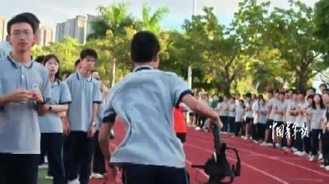 【#校运会最抢镜的摄像师#】近日，福建厦门一中学的校运会上，一位扛着