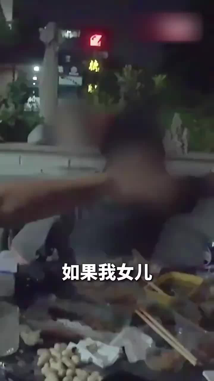女生崩溃大哭陌生人不约而同守护