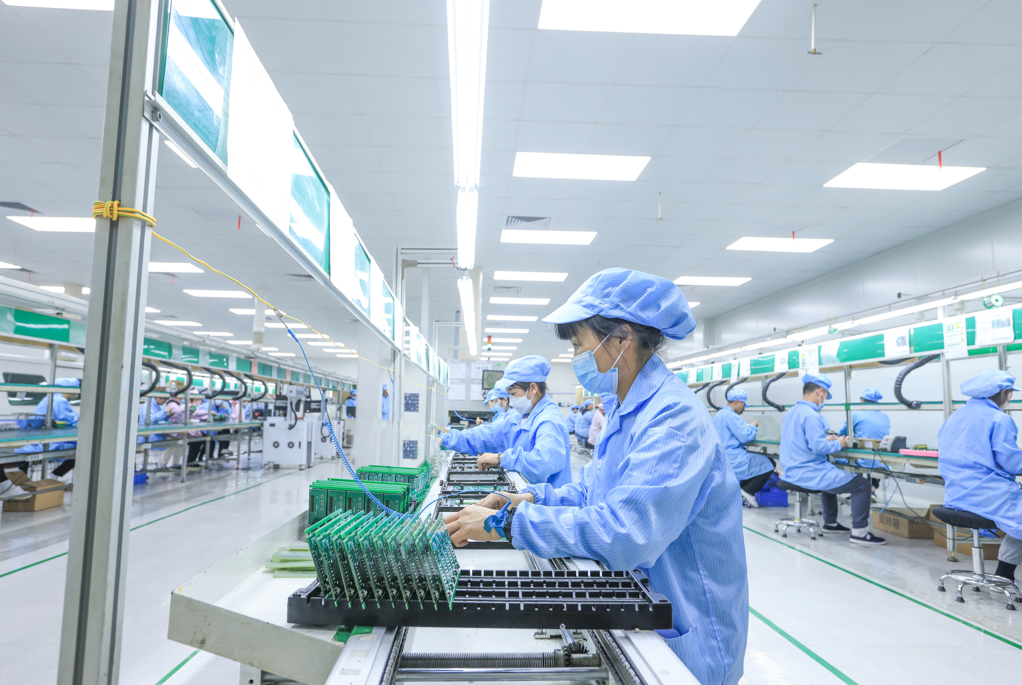 远东梧集科技(河北)有限公司生产车间工人正在工作。宗盼 摄