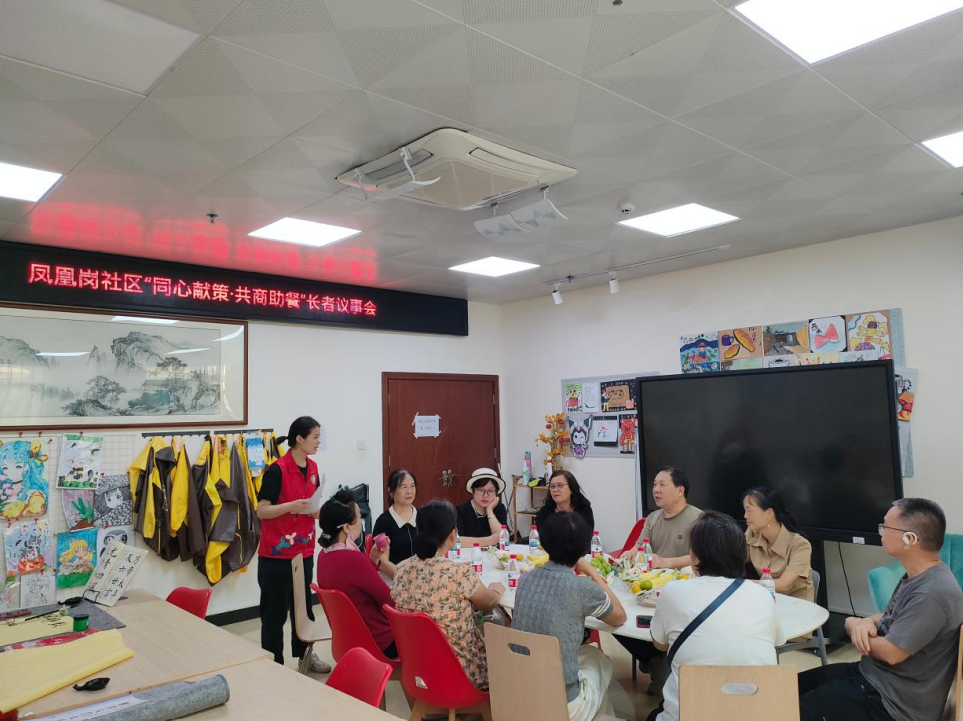 图片二:社区工作人员讲解议事会流程