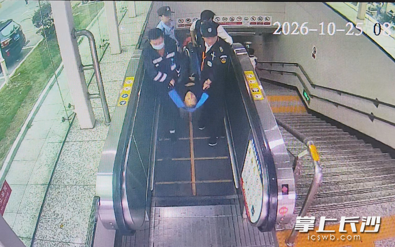 众人送老人送往医院。