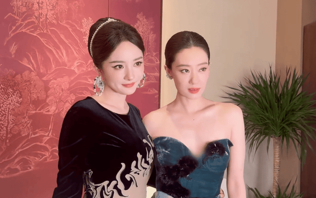 杨幂张小斐同框拍照笑容灿烂心情好