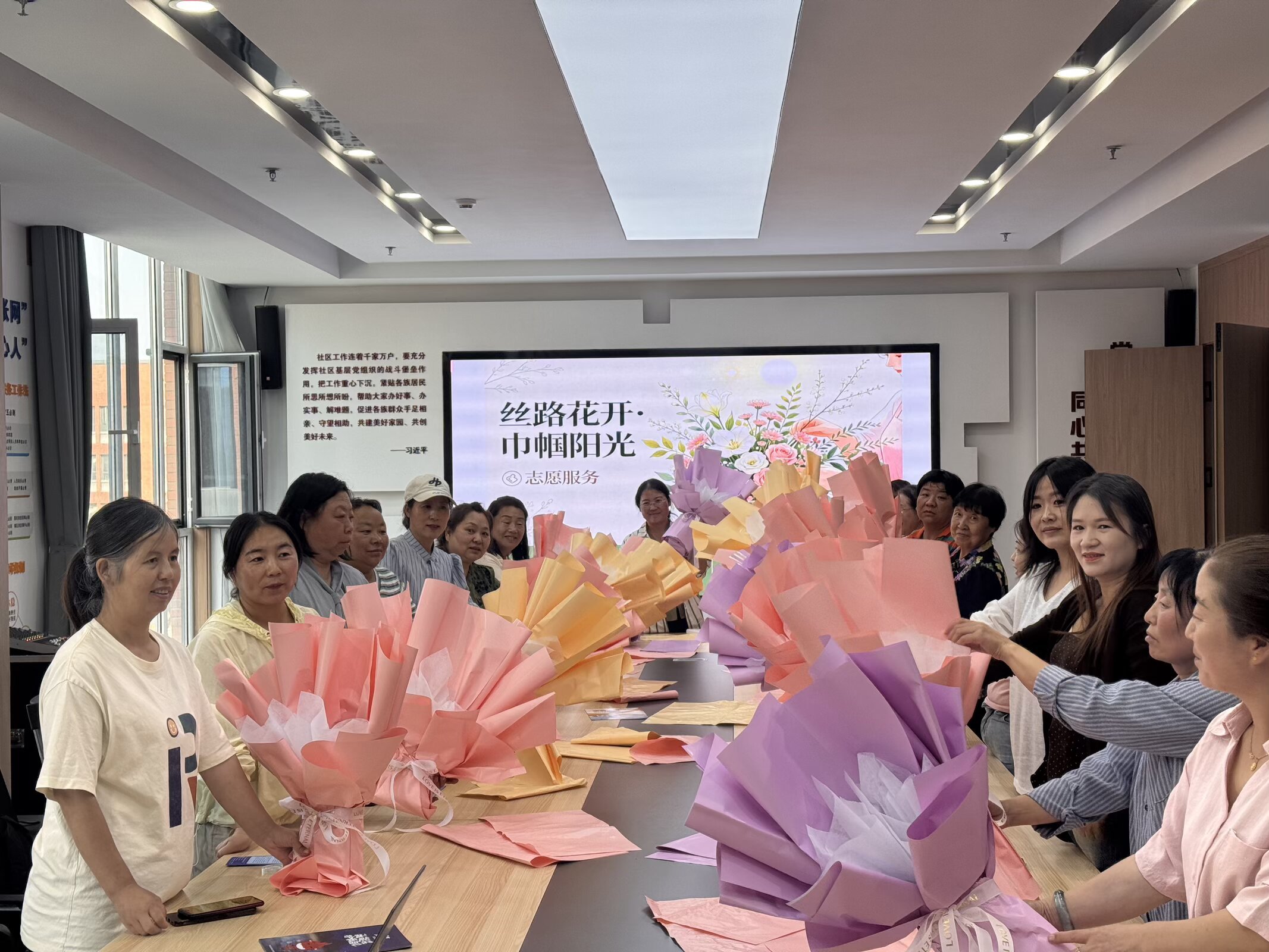 在社区开展花束包装体验.jpg