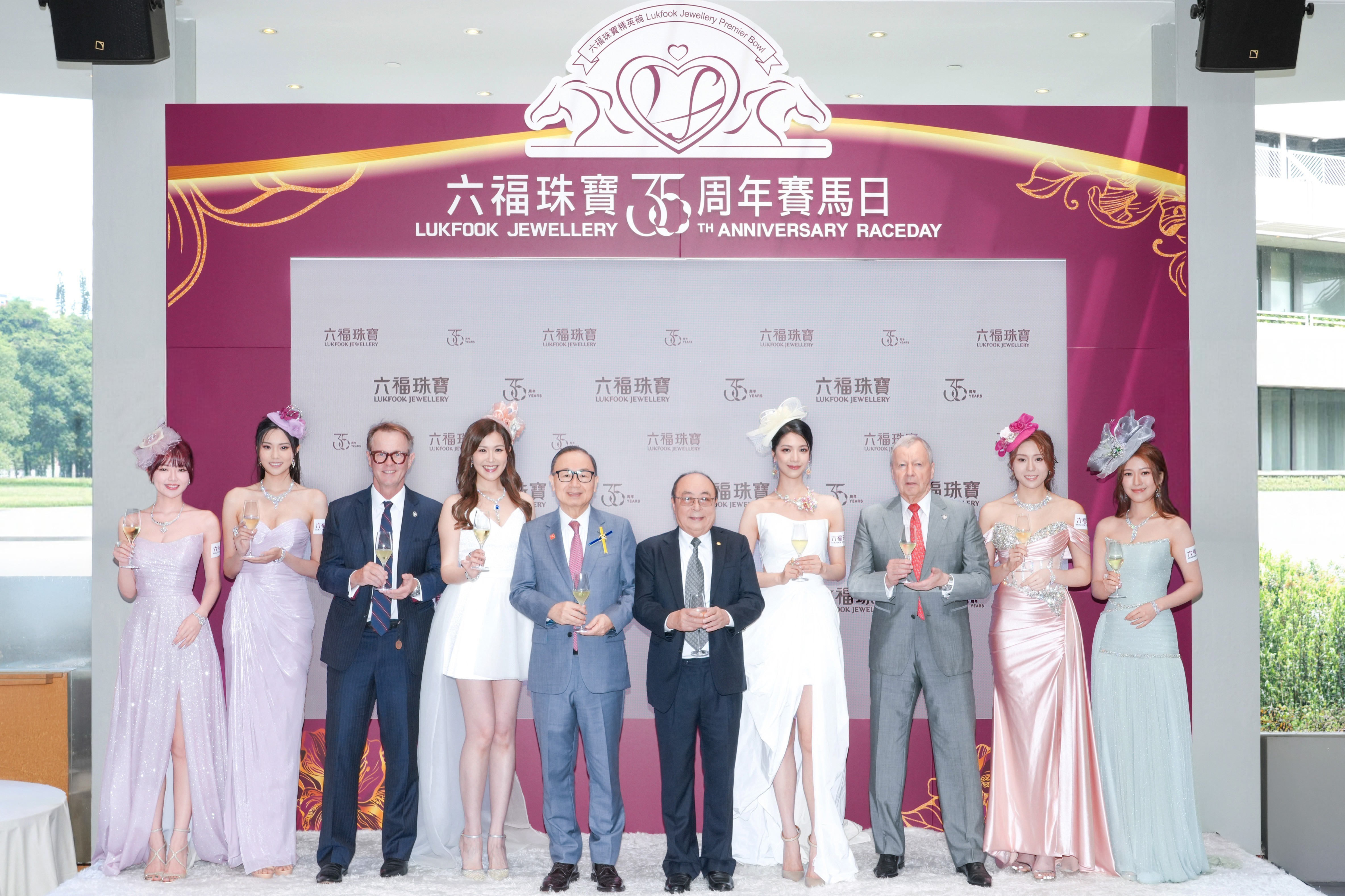 01.左起:2026香港小姐友谊小姐李澄晴小姐、亚军邓匡闵小姐、香港赛马会赛马事务执行总监夏定安先生、影视红星刘佩玥小姐、香港赛马会主席廖长江先生、六福集团主席兼行政总裁黄伟常先生、影视红星陈晓华小姐、香港赛马会行政总裁应家柏先生、2026香港小姐冠军袁丝珩小姐、季军及最上镜小姐李泽欣小姐一同主持祝酒仪式。.jpg