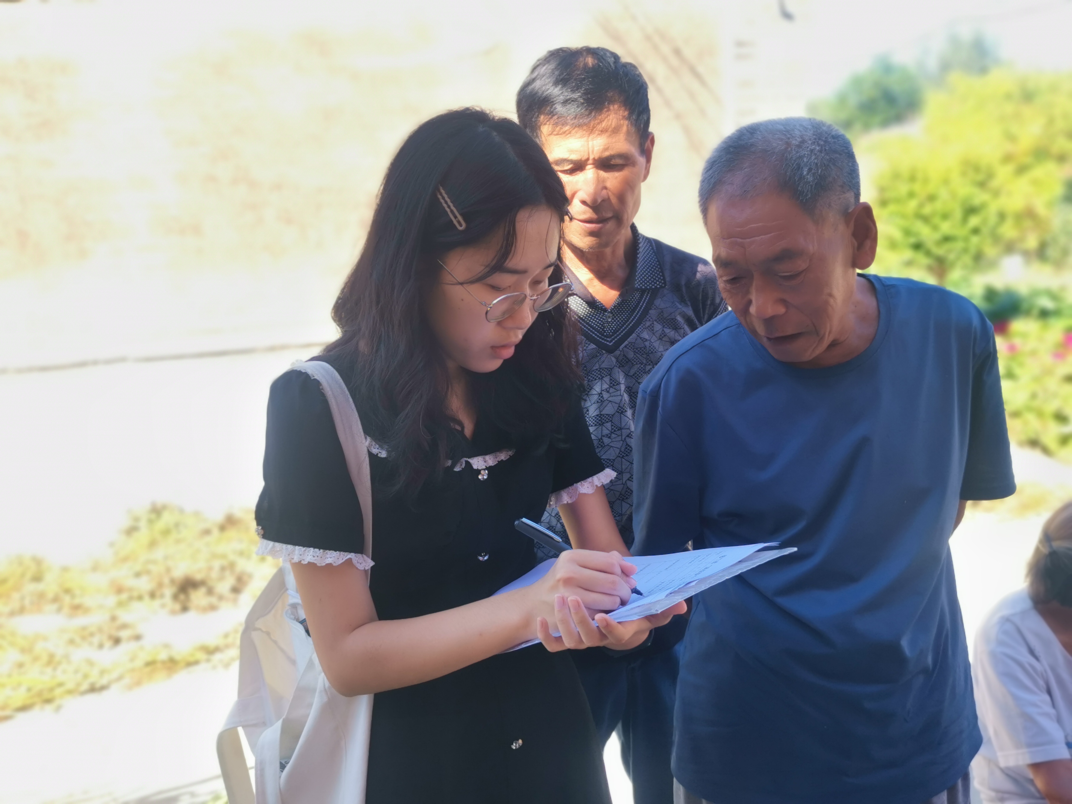 青岛乡里乡亲丨党建引领乡村治理成效 大彭家村:“110不进村”,绘就乡村善治新“枫”景