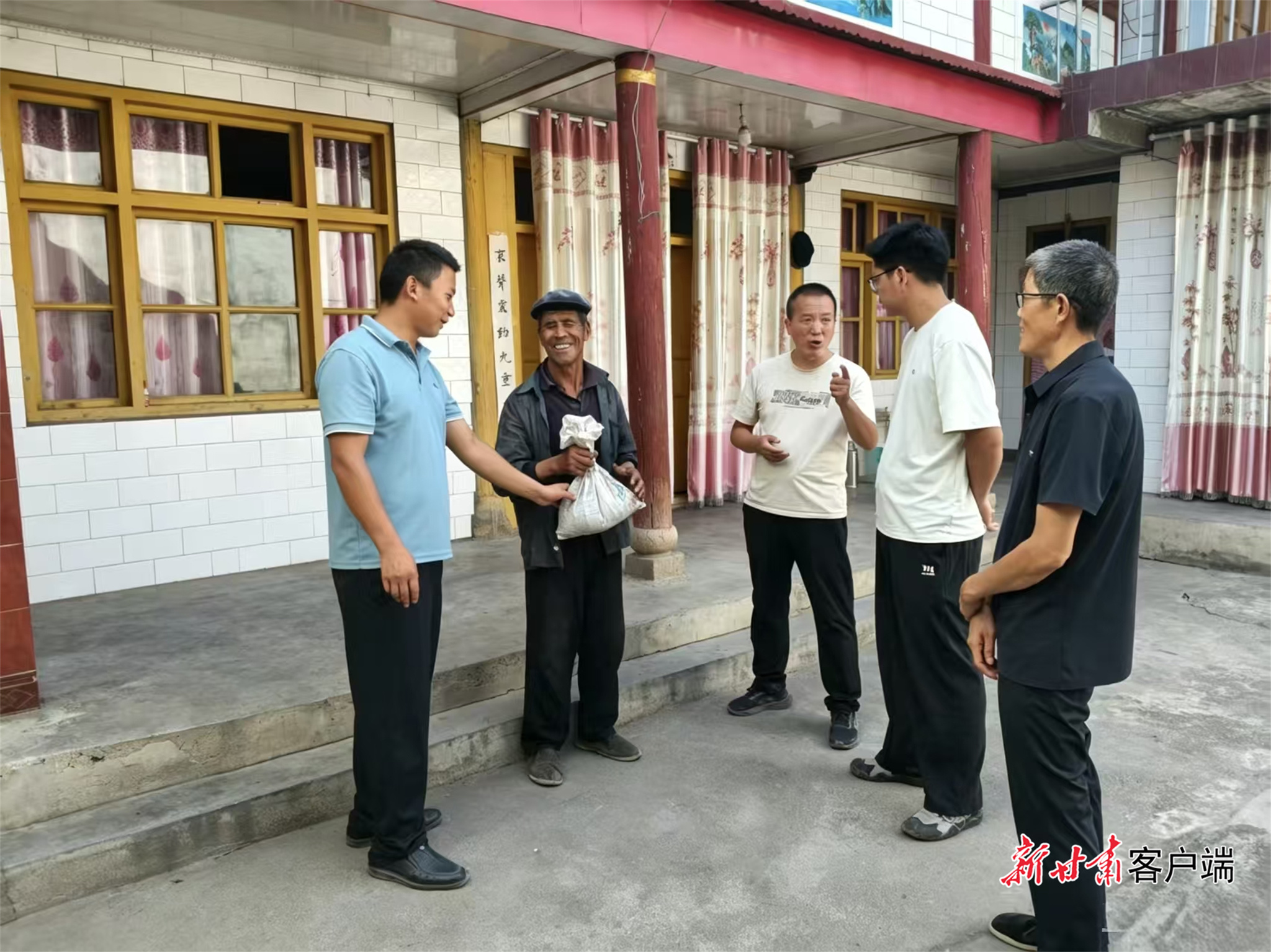 “党员跑跑团”成员为群众代买生活物资 图片由舟曲县委宣传部提供
