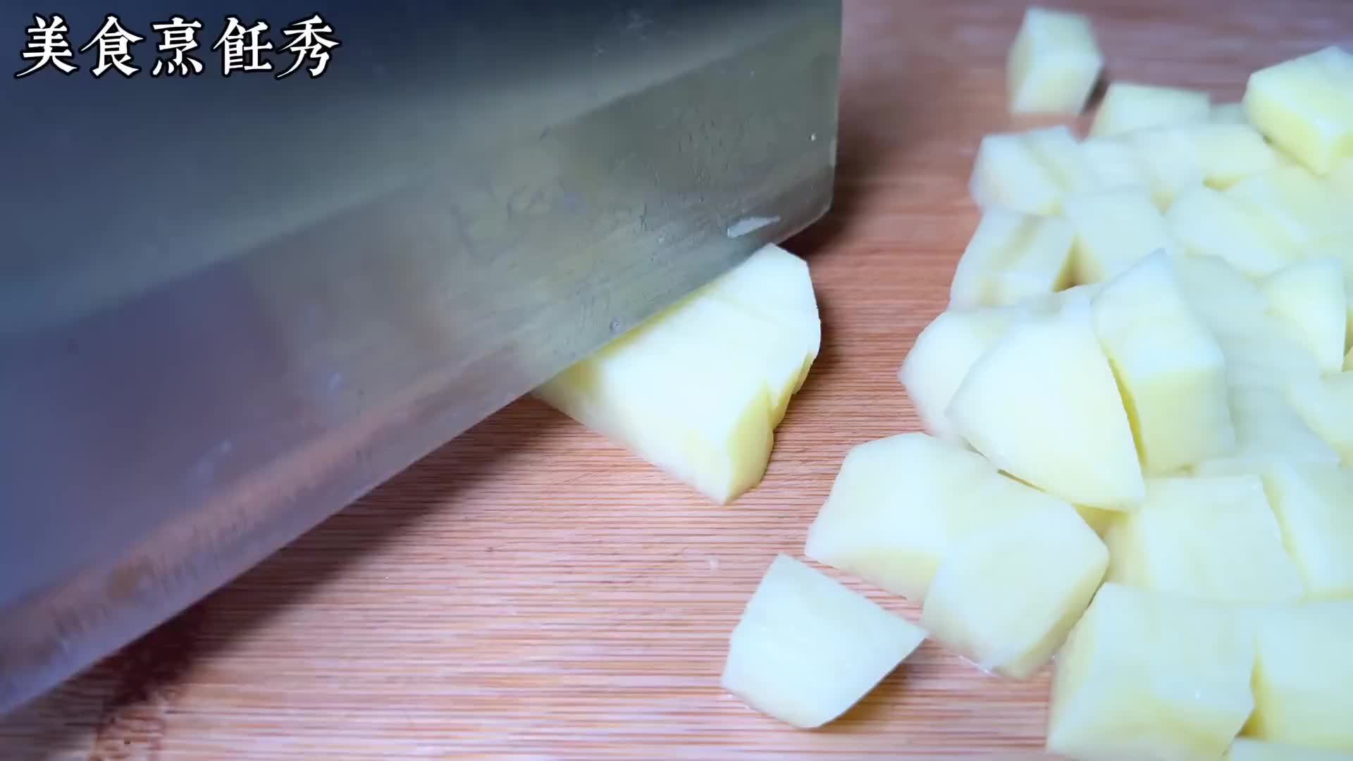 土豆煎一煎，淋上鸡蛋液，简单几步，出锅比披萨还香，下饭绝了