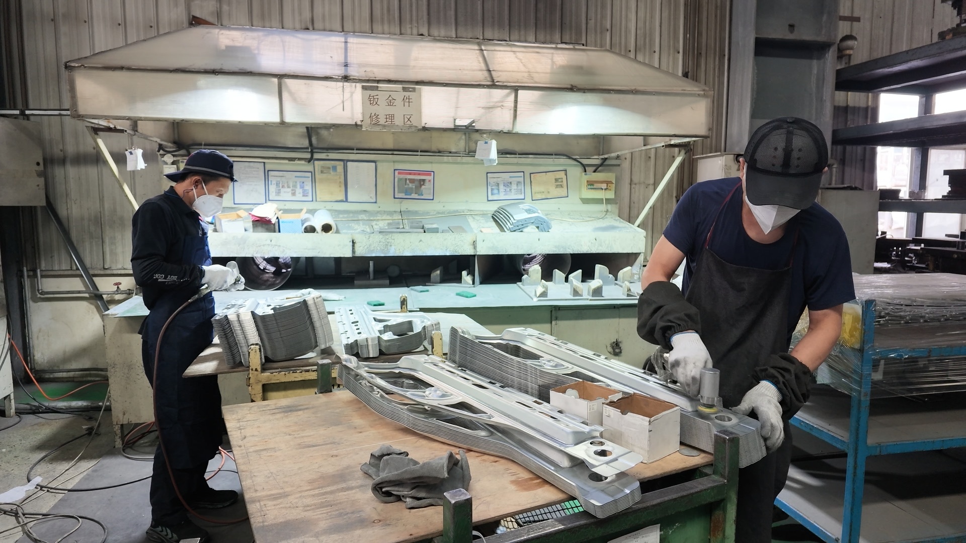 河北中亿永兴工贸有限公司工人在车间生产。李伟 摄