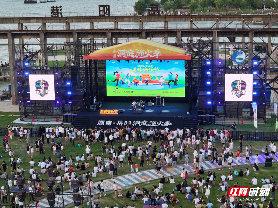 洞庭渔火季现场人声鼎沸.JPG