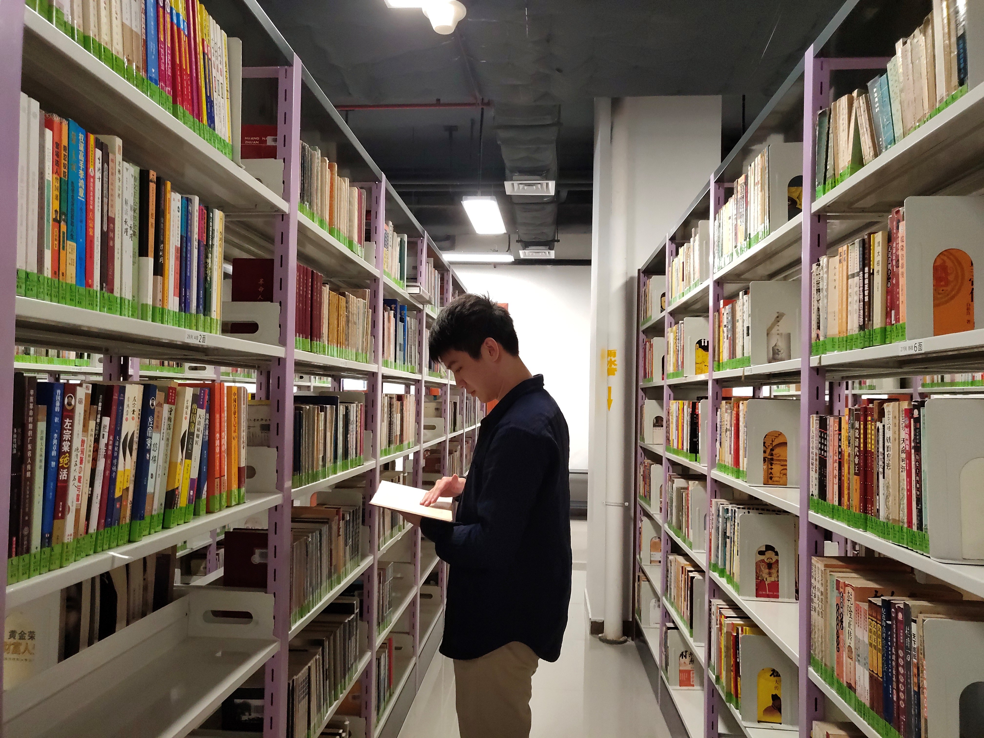叶炜麟在暨南大学图书馆